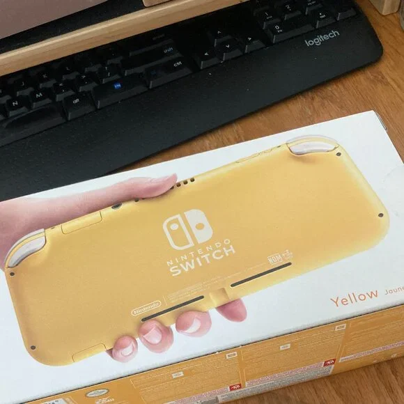 Nintendo Switch Lite & Insignia Protection Kit - Picture 11 of 12